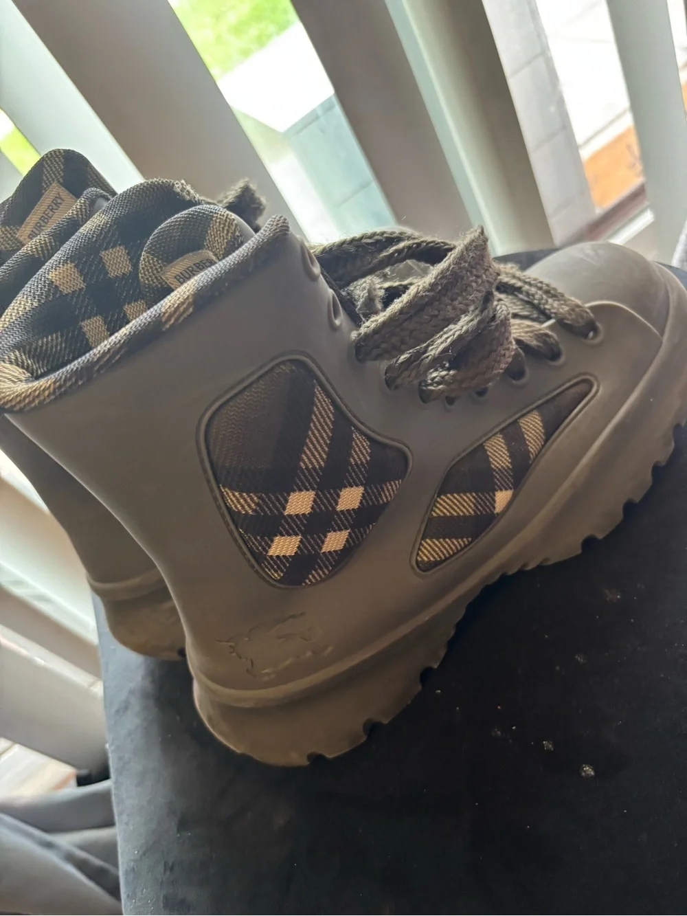 Authentic Men Burberry boot. Very beautiful for all occasions
